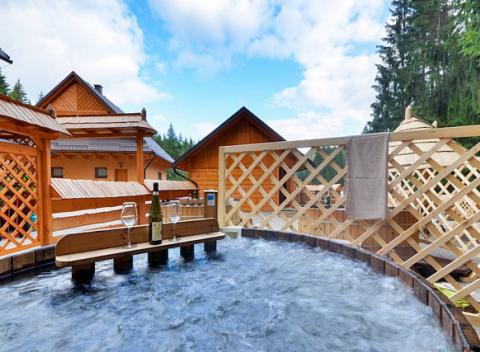 Geniálny relax v najväčšom Thermal Parku Moravsko-sliezskych Beskýd so vstupom do privátnej kade, fínskej sauny či masáž a zábal. 