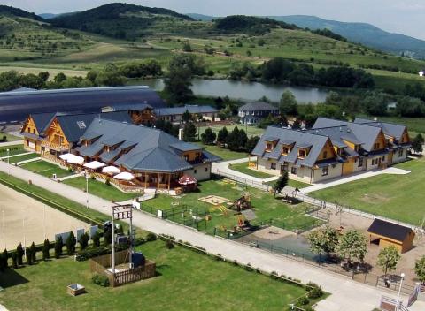 Rodinný, romantický alebo pobyt s jazdou na koni v hoteli Rozálka***. Oddych v obkolesení kopcov, lesov a jazera. Na skok od Bratislavy. 