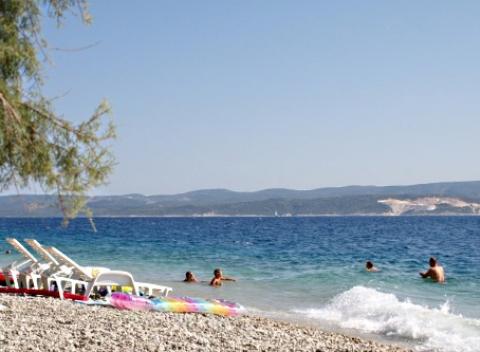 Chorvátsko Gradac, 40 km južne od Makarskej. Apartmány a štúdia 80 metrov od mora s klimatizáciou, wi-fi a obrovskou terasou so slnečníkmi!