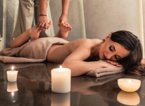 Kráľovská masáž, foot relax alebo masáž chrbta, ramien a krku vrátane sauny pri Michalskej bráne.