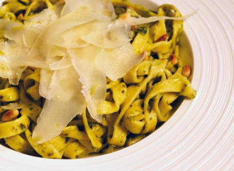 Bravčová panenka v slaninke alebo domáce tagliatelle v príjemnej reštaurácii Va Bene, len pár krokov od Polusu.