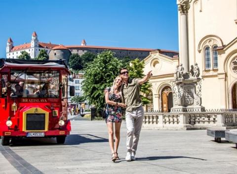 Hodinová vyhliadková jazda „Až na hrad!“. Nechajte sa uniesť históriou Prešporáčikom-Oldtimerom®, ktorý vás na hrad zoberie štýlovo. 