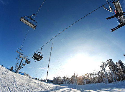 Celodenný skipas do lyžiarskeho strediska Skalka arena pre 1 osobu cez týždeň.