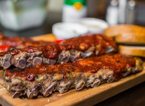 Šťavnaté rebierka z kvalitného bravčového mäsa podávané s chlebom, s horčicou i s pivom. Doprajte si skvelú slovenskú pochúťku. 