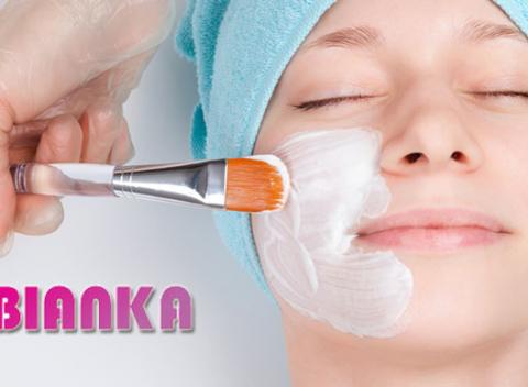 Hĺbkové čistenie pleti alebo luxusné čistenie pleti ultrazvukom, diamantovou mikrodermabráziou–podľa typu pleti alebo masáž tváre a dekoltu.