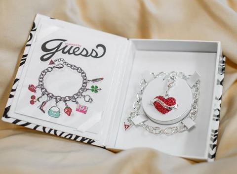 Náramok svetoznámej módnej značky Guess. Urobte si radosť alebo obdarujte týmto darčekom svoju najbližšiu kamošku.  