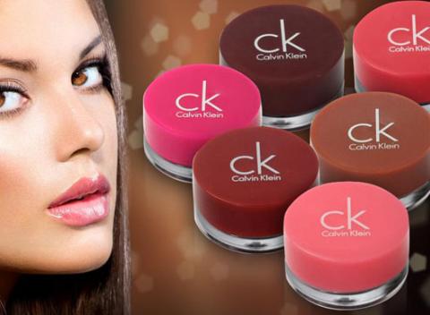Oživte svoj úsmev letnými farbami leskov na pery. Farebné dlhotrvajúce lesky na pery Calvin Klein Ultimate Edge Lip Gloss.