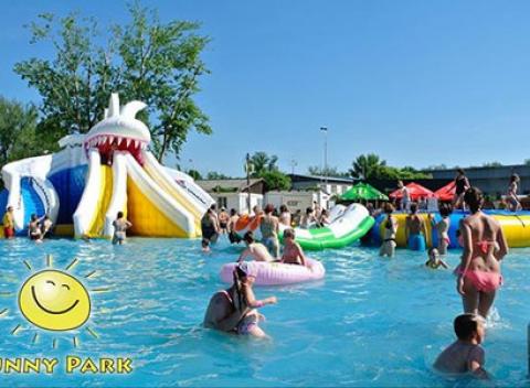 Celodenný vstup do aquaparku FUNNY PARK. Jedinečné miesto na zábavu pre celú rodinu. Vitajte v jedinom nafukovacom aquaparku na Slovensku. 