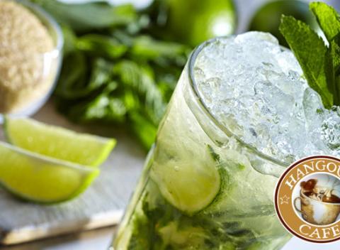 Osviežte sa v podobe alkoholických miešaných drinkov v príjemnej kaviarni Hangout café v centre mesta a vyberte si z obľúbených nápojov.