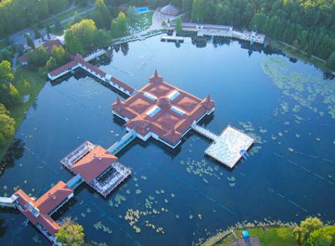 Doprajte si fantastickú dovolenku. Wellness pobyt pre 4 osoby na 4 dni s raňajkami a masážou pri termálnom jazere Hévíz v Maďarsku. 