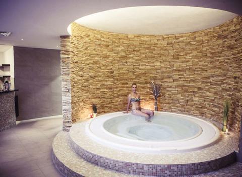 Uniknite z každodenného stresu do malebného miesta relaxu. Hotel Thermal Kesov s wellness, neobmedzeným vstupom do bazénov a polpenziou. 