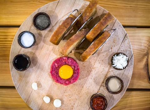 Doprajte si skvelú gurmánsku pochúťku. Domáci tatarák z hovädzej sviečkovice + 6 kusov hrianok v Bayerovej Sladovni.