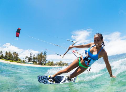 Začiatočnícky kurz kitingu. Výcvik vhodný aj pre dámy a pre všetkých od 10 do 70 rokov a od približne 30 kg váhy.