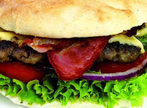 Vyberte z viacero druhov chutných burgerov priamo z grilu s vašim obľúbeným nápojom v jednej z prevádzok Don Papa's Grill House.