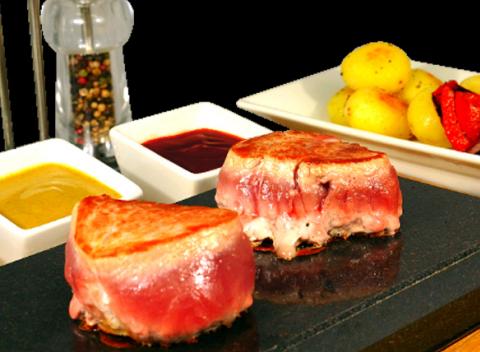 Bravčová panenka na horúcom kameni alebo hovädzí steak z pravej sviečkovice s prílohou. Poďte poštekliť svoje chuťové poháriky.