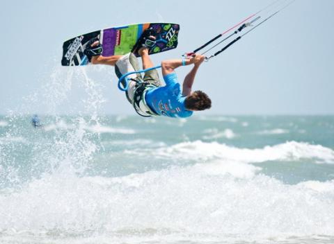 Kurz kitingu - teória aj prax. Zaži fantastický relax a pocity slobody s kiteboardingom, snowkitingom, landkitingom a buggykitingom. 