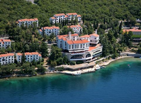 Utečte zo stereotypu do krásnej prímorskej dedinky Uvala Scott, ktorá sa nachádza v pokojnej chorvátskej zátoke neďaleko ostrova Krk. 