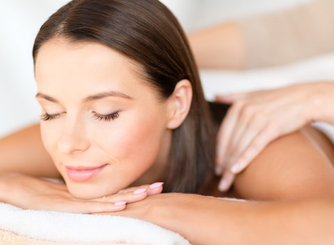 Masáže tváre alebo chrbta a šije s liečivým aloe vera olejom výhradne pre dámy.