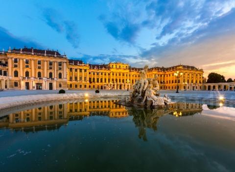 Užite si romantickú Viedeň s bufetovými raňajkami na streche hotela a výhľadom na zámok a kráľovské záhrady Schönbrunn v hoteli HB1. 