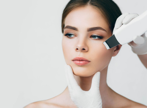 Ultrasonic Skin Scrubber 5v1 na čistenie pleti. Vhodný do kozmetického salónu či pre domáce použitie.