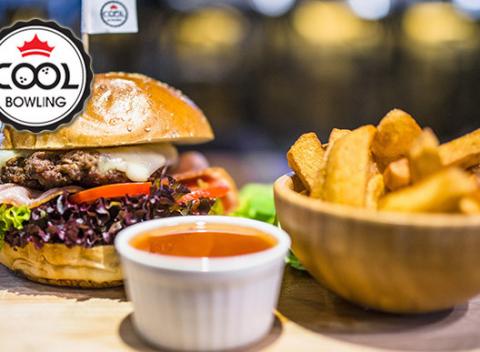 Burger z hovädzieho mäsa, domáca žemľa, Jack Daniels BBQ omáčka a hranolky pripravené z čerstvých zemiakov. Dobré jedlo a zábava v jednom. 