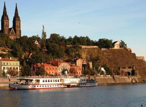 Užite si romantické ubytovanie v centre Prahy priamo na nábreží pri Vltave. Dovolenka v Hotel & Residence ROYAL STANDARD***+ s raňajkami.