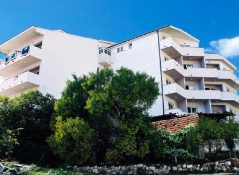 Užite si pobyt na Makarskej riviére. Dovolenka v penzióne Andelko 130 metrov od pláže s polpenziou a autobusovou dopravou v cene. 