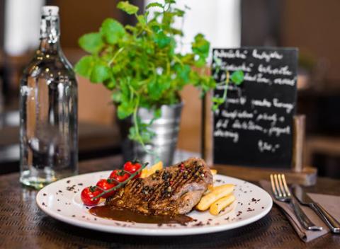 Šťavnatý hovädzí steak s domácimi hranolkami a omáčkou demi glace. Príďte si pochutnať na skvelej mäsovej pochúťky. 