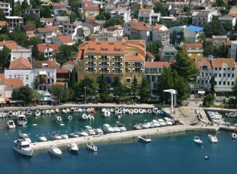 Obľúbený 3* hotel Selce v Chorvátsku vás pozýva prežiť parádnu dovolenku! Ubytovanie na 4 alebo 7 nocí pre dvoch priamo v centre Selce.