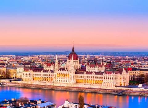 Nechajte sa očariť pamiatkami metropoly Maďarska. Pobyt v elegantnom hoteli The Aquincum Budapest na brehu Dunaja s raňajkami a wellnessom.