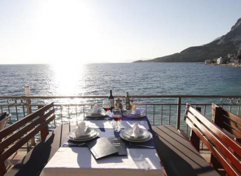 Chorvátske slnko a nádherný výhľad na more na Makarskej riviére. Užite si skvelú dovolenku v Hoteli Plaža v Drašnici, s plnou penziou. 