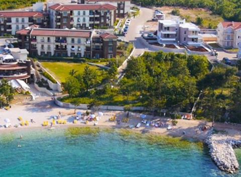 Tvoj domov na pláži - luxusná dovolenka v hoteli Blue Waves Resort na chorvátskom ostrove Krk, polpenzia a neobmedzený vstup do wellness. 