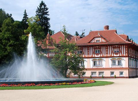 Užite si dni plné pohody v luxusnom wellness hoteli Rezidence Ambra**** v Luhačoviciach. Last minute pobyt pre 2 osoby s polpenziou. 