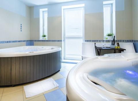 Aktívny prázdninový pobyt alebo letná romantika v Benešove pri Prahe. Hotel Akademie Naháč, vás privíta mimoriadnym vybavením.