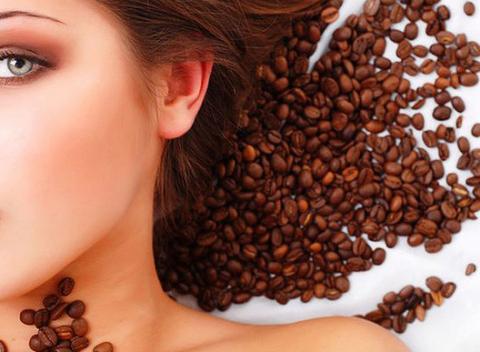 Kávová dermabrázia a trojvrstvové ošetrenie pleti. Jemná pokožka so zamatovým efektom, zjednoteným tónom a s lepšou pružnosťou.