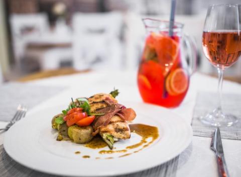 Kuracie prsia s parmskou šunkou a čerstvou špargľou. Vychutnajte si skvelé menu v reštaurácii A La Maison v provensálskom štýle. 