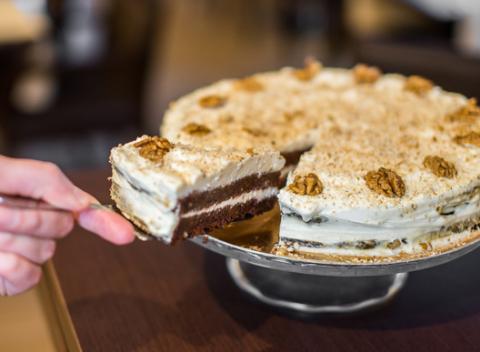 Vychutnajte si vynikajúci domáci cheesecake pri kávičke alebo celý cheesecake a mrkvová či medová torta na doma.