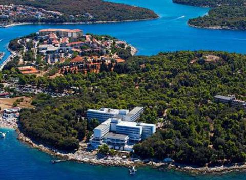 Užite si slnko, more a pláž v Chorvátsku. Pokojná rodinná dovolenka v 2* hoteli Brioni v obľúbenom stredisku Verudela. 