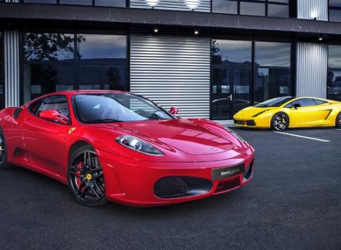 Jazda snov na Ferrari F430 alebo Lamborghini. Na jazdu v jednom z najrýchlejších vozidiel sveta zaručene nikdy nezabudnete.