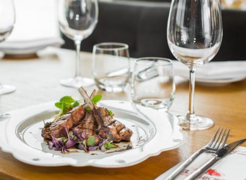 Elegantný a vzdušný priestor, neuveriteľný výhľad na Bratislavu priamo z Dunaja a špeciálne zostavené menu pre dvoch v Surf’N’Turf.