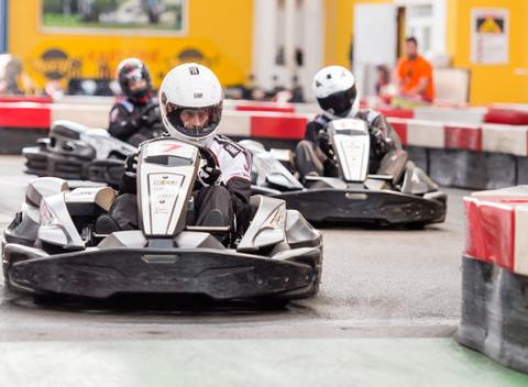 Zážitok z jazdy na motokárach v centre Kart One Arena. Zmerajte si sily s kamarátmi v závode Sprint race či skúste jazdu na dvojmotokáre.