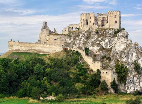 Vstup na Beckov so sprievodným programom. Užite si letný víkend s nádherným výhľadom na panorámu Považia a vrchov Považského Inovca.