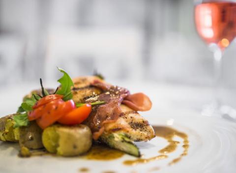 Kuracie prsia s parmskou šunkou a čerstvou špargľou. Vychutnajte si skvelé menu v košickej reštaurácii A la Maison v provensálskom štýle.