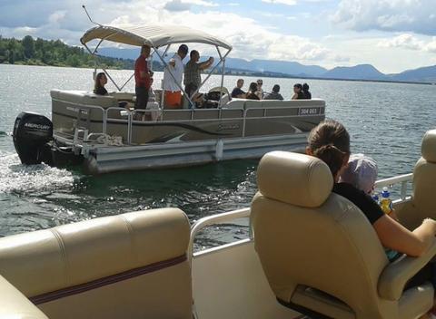 Plavba po Liptovskej Mare. Okružná plavba luxusným katamaranom cez víkend z prístavu v Liptovskom Trnovci. Nezabudnuteľný zážitok s partiou.