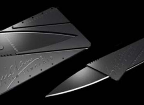 CardSharp nôž - užitočný pomocník vo veľkosti kreditky. Jedinečná pomôcka v presvedčivom prevleku, ktorú využijete v prírode i doma.