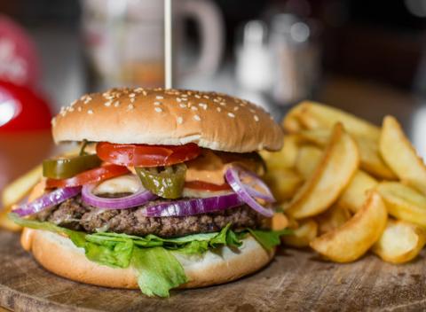 Hovädzí burger so slaninkou a vajcom alebo s jalapeño papričkami. Poriadne jedlo v pivárni Budík pre poriadnych jedákov. 