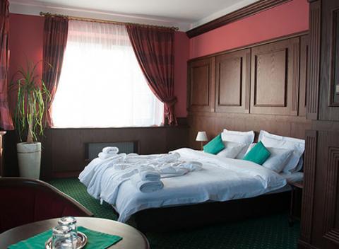 Leto v srdci malebného Slovácka s bohatou históriou a ubytovaním v štýlovo zariadenom 4* hoteli U hajtmana Šarovce s polpenziou a wellness.