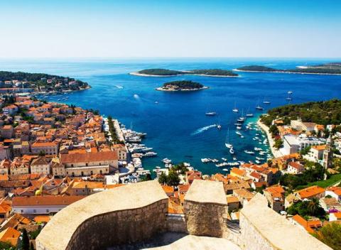 Slnko, more, pláž, to všetko na vás čaká v chorvátskej Dalmácii. Dovolenka v 4* Hoteli Villa Žarko s bazénom 20 m od pláže a polpenziou.