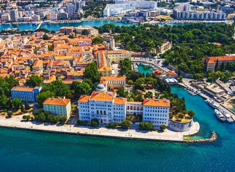 Užite si tradičnú chorvátsku atmosféru v prímorskom mestečku na ostrove Murter. Rodinná dovolenka v hoteli Borovnik v Tisne s raňajkami. 