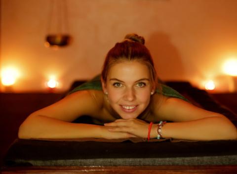 Masáže či bylinkový kúpeľ v drevenej kadi pre dvoch. Rozmaznávanie luxusom, terapeutmi a olejmi v Hoteli Impiq alebo na Smolenickom zámku.